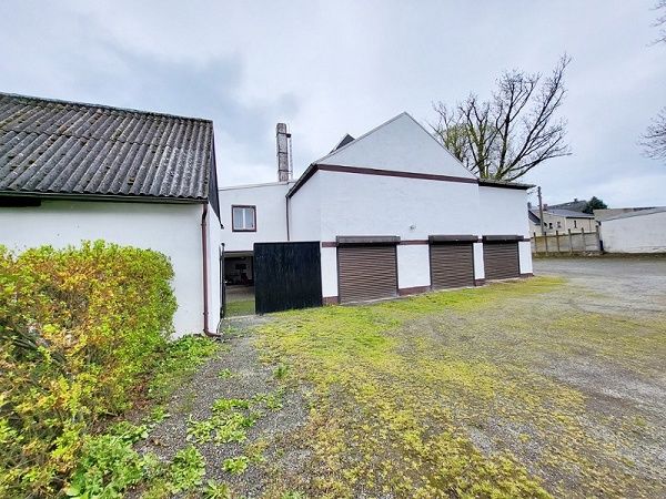 Blick auf die Garagen und Parkplatz